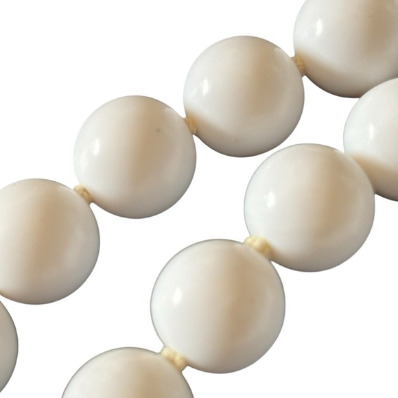 VTG White Beaded Necklace Plastic Individually Knotted 28" Chunky Mid-Century - Picture 7 of 16